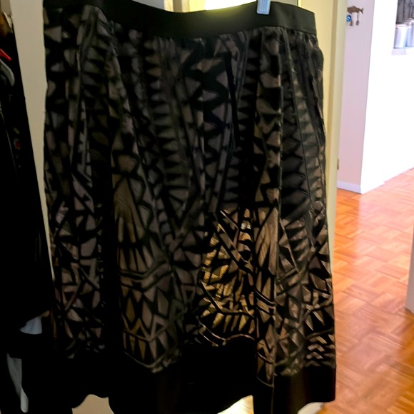 Gorgeous feminine, sexy skirt - Picture 1 of 3